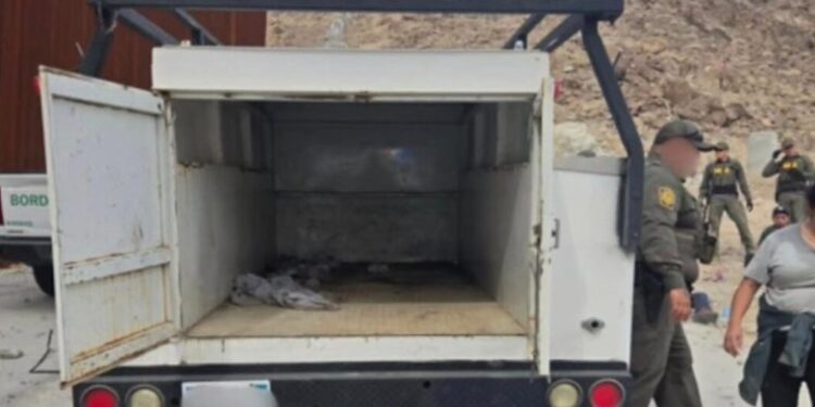 Patrulla Fronteriza rescató a 31 inmigrantes encerrados en una camioneta en Ocotillo