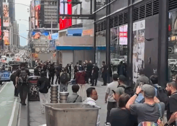 Policía abate a mujer tras doble apuñalamiento en Times Square