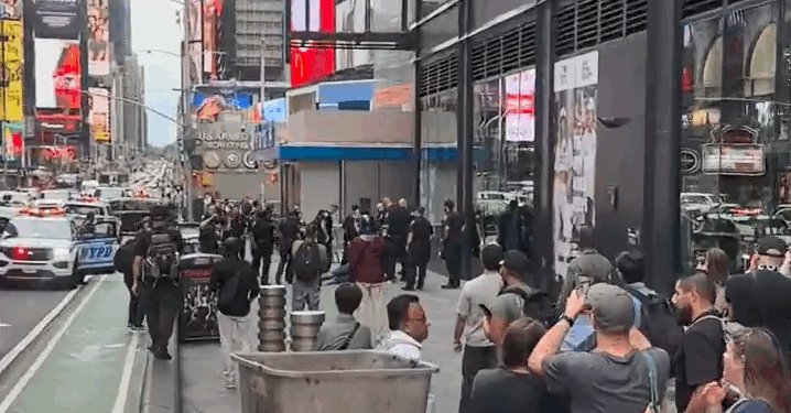 Policía abate a mujer tras doble apuñalamiento en Times Square