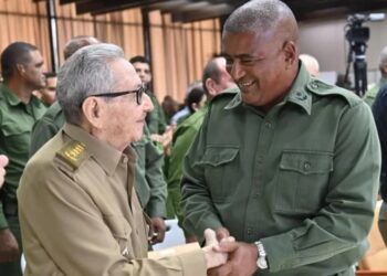 Raúl Castro reaparece en acto partidario en Cuba y despeja rumores sobre su estado de salud