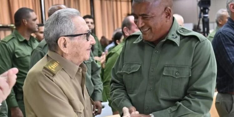 Raúl Castro reaparece en acto partidario en Cuba y despeja rumores sobre su estado de salud