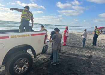 Salvavidas rescatan a un menor en Playas de Tijuana, buscan a otro en el mar