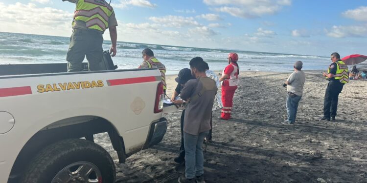 Salvavidas rescatan a un menor en Playas de Tijuana, buscan a otro en el mar
