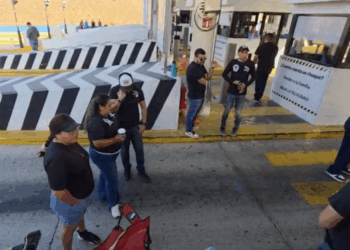 CNTE toma caseta Tijuana-Tecate y amenaza con paro total en Baja California