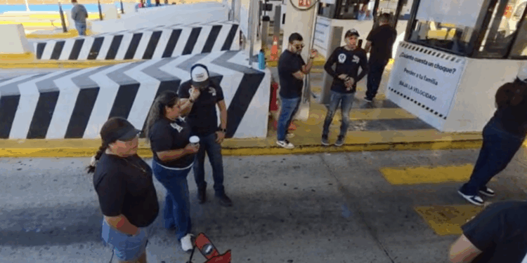CNTE toma caseta Tijuana-Tecate y amenaza con paro total en Baja California