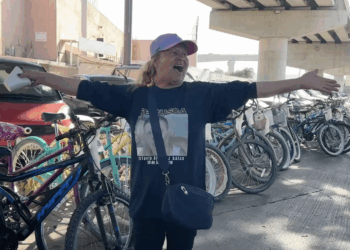 Bicicletas de Burning Man cruzan la frontera para apoyar a madres buscadoras y migrantes en Tijuana