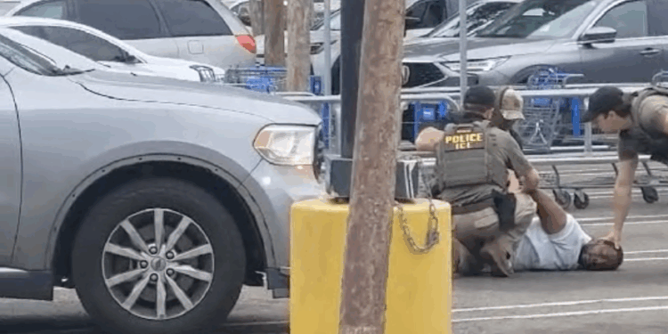 Detención de ICE en estacionamiento de Walmart genera preocupación en National City