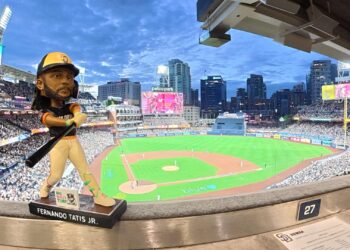 ¡Más que música! Standley Middle School y su día especial con Bobblehead de Tatis Jr.
