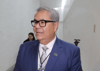 Choferes de tractocamión protestan en Mexicali por cancelación de visas