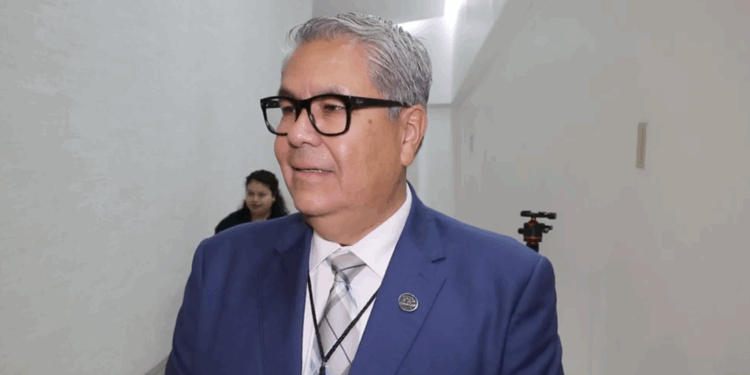 Choferes de tractocamión protestan en Mexicali por cancelación de visas