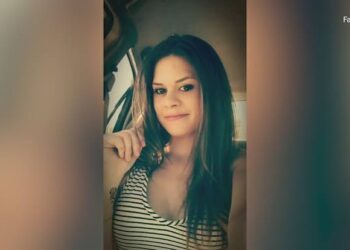 Mujer acusada de provocar choque mortal contra autobús de Metro se declara no culpable