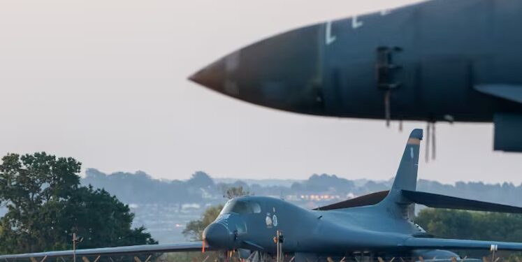 Policía británica detiene a cinco hombres por presunto terrorismo cerca de base aérea de EUA