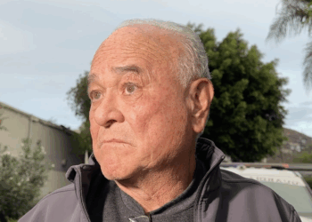 Ernesto Ruffo llega a Ensenada, enfrentará proceso judicial en su domicilio