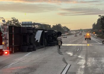 Volcadura de tráiler provoca cierre de carriles en la I-5 en Encinitas