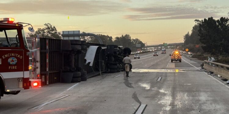 Volcadura de tráiler provoca cierre de carriles en la I-5 en Encinitas