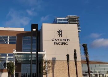 Investigan posible exposición a parásito en albercas del Gaylord Pacific