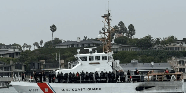 Guardia Costera intercepta a 24 migrantes cerca de isla Santa Bárbara