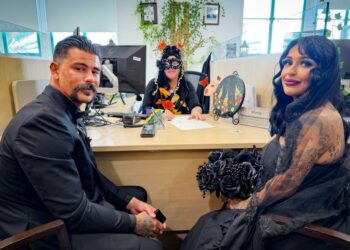 Parejas se casan en Halloweddings del condado de San Diego