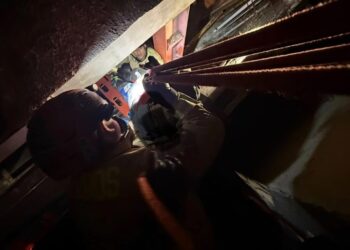 Bomberos de Tijuana rescatan a hombre atrapado entre paredes