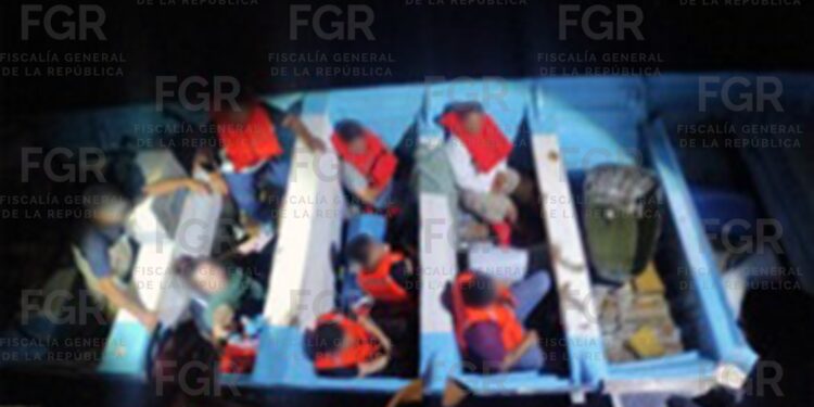 Vinculan a sujeto por tráfico de personas en lancha y posesión de hidrocarburo en Ensenada