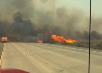 Bomberos de Chula Vista despliegan unidades para apoyar en el incendio Henderson