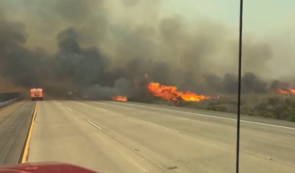 Bomberos de Chula Vista despliegan unidades para apoyar en el incendio Henderson