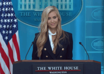 Katie Zacharia debuta como portavoz de la Casa Blanca con breve conferencia