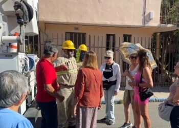 Vecinos de La Mesa en Tijuana denuncian apagones desde hace más de 6 meses