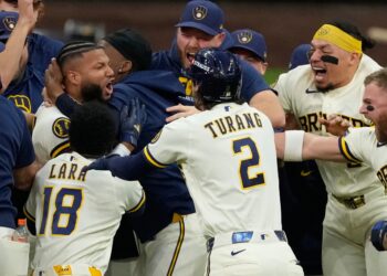 Brewers remontan a Padres y ganan el segundo de Serie Divisional