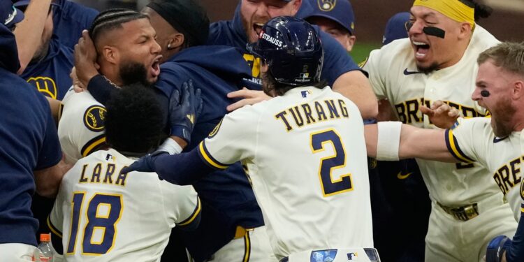 Brewers remontan a Padres y ganan el segundo de Serie Divisional