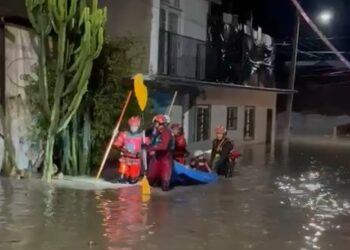 Lluvias de Rachel atrapan a familias en Tijuana, rescatan a ocho personas con balsas