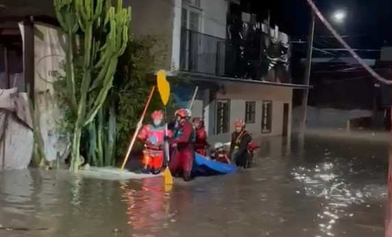 Lluvias de Rachel atrapan a familias en Tijuana, rescatan a ocho personas con balsas