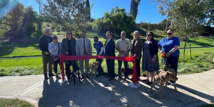 Celebran la renovación de Hilltop Park con un "perruno" desfile