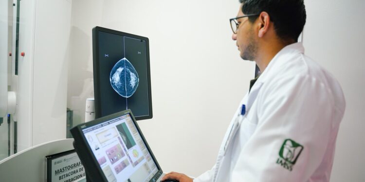IMSS Baja California invita a mujeres a realizarse mastografía para detectar cáncer de mama a tiempo